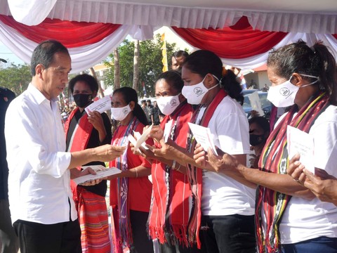 Presiden Jokowi menyerahkan bansos di Kantor Pos Cabang Pembantu Moa, Maluku Barat Daya, Kamis (15/9/2022). Foto: Rusman/Biro Pers Sekretariat Presiden