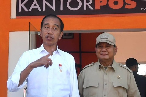 Presiden Jokowi didampingi Menhan Prabowo Subianto usai menyerahkan bansos di Kantor Pos Cabang Pembantu Moa, Maluku Barat Daya, Kamis (15/9/2022). Foto: Rusman/Biro Pers Sekretariat Presiden