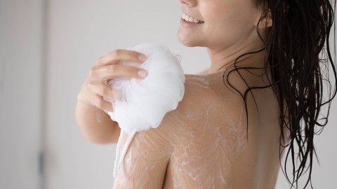 Ilustrasi Mandi atau Cuci Tubuh Terlalu Sering. Foto: fizkes/Shutterstock