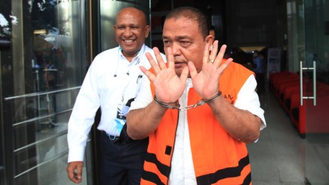 Tersangka Bupati Langkat (nonaktif) Terbit Rencana Perangin Angin (kanan) berjalan menuju mobil tahanan usai menjalani pemeriksaan di Gedung Merah Putih KPK, Jakarta, Kamis (15/9/2022). Foto: ANTARA FOTO/Reno Esnir