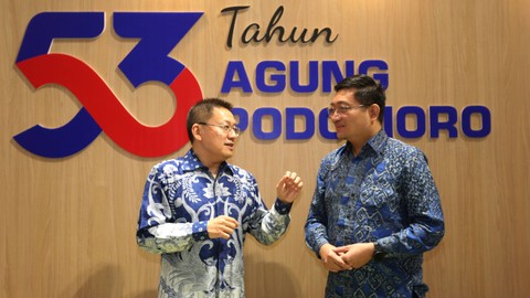 Head of Regional Marketing Podomoro Karawang Emil S Utomo (kanan), bersama Presiden Direktur PT Era Indonesia Darmadi Darmawangsa (kiri) saat berdiskusi dalam Webinar Agung Podomoro Wujudkan Karawang Is The Future. Foto: Dok. Agung Podomoro