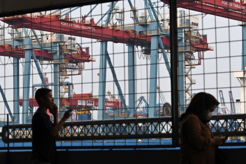 Pekerja melihat aktivitas bongkar muat kontainer di Pelabuhan Tanjung Priok, Jakarta, Jumat (16/9/2022). Foto: Aditya Pradana Putra/Antara Foto
