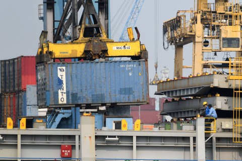 Aktivitas bongkar muat kontainer berlangsung di Pelabuhan Tanjung Priok, Jakarta, Jumat (16/9/2022). Foto: Aditya Pradana Putra/Antara Foto