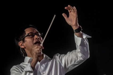 Komposer Addie MS tampil bersama kelompok musik simfoni Twilite Orchestra pada acara Orchestra On Station di Stasiun BNI City, Jakarta, Jumat (16/9/2022). Foto: Muhammad Adimaja/ANTARA FOTO