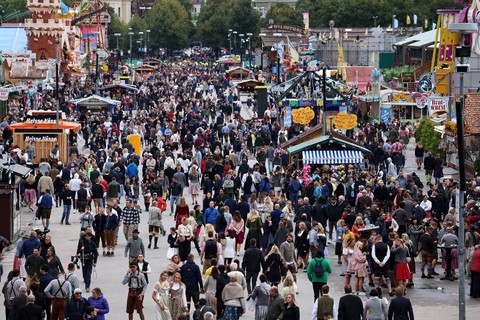 Suasana saat pembukaan resmi festival bir terbesar di dunia, Oktoberfest ke-187 di Munich, Jerman, Sabtu (17/9/2022). Foto: Lukas Barth/Reuters
