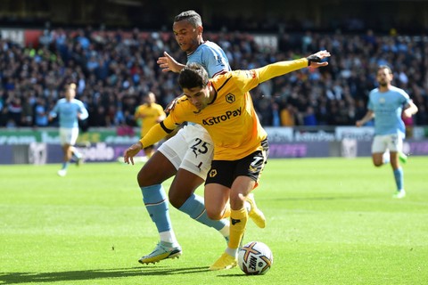 Pemain Wolverhampton Wanderers Pedro Neto beraksi dengan pemain Manchester City Manuel Akanji di Molineux Stadium, Wolverhampton, Inggris, Sabtu (17/9/2022). Foto: Peter Powell/REUTERS