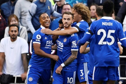Pemain Leicester City Youri Tielemans berselebrasi suai mencetak gol pertama mereka saat melawan Tottenham Hotspur di Stadion Tottenham Hotspur, London, Inggris, Sabtu (17/9/2022). Foto: Tony Obrien/REUTERS