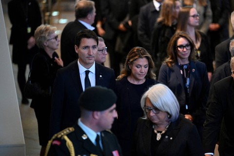 Perdana Menteri Kanada Justin Trudeau dan istrinya Sophie Trudeau memberikan penghormatan kepada Ratu Elizabeth II di Westminster Hall, London, Inggris, Sabtu (17/9/2022). Foto: Parlemen Inggris/Jessica Taylor/Handout via REUTERS