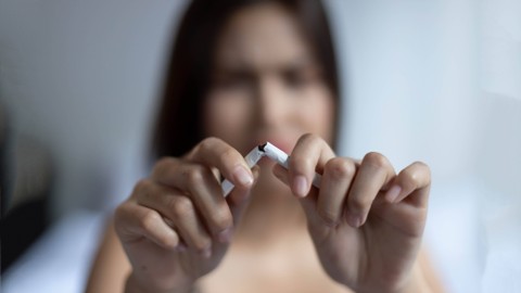Ilustrasi wanita berhenti merokok. Foto: 9nong/Shutterstock