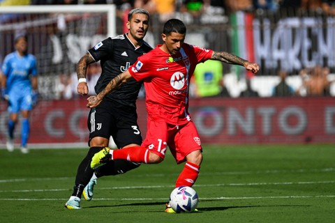 Pemain Juventus Leandro Paredes berusaha merebut bola dari pemain Monza pada pertandingan lanjutan Liga Italia di Stadion Brianteo, Monza, Italia.   Foto: Miguel MEDINA / AFP
