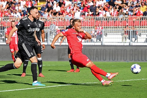 Pemain Monza Christian Gytkjaer mencetak gol ke gawang Juventus pada pertandingan lanjutan Liga Italia di Stadion Brianteo, Monza, Italia.   Foto: Alberto Lingria/REUTERS