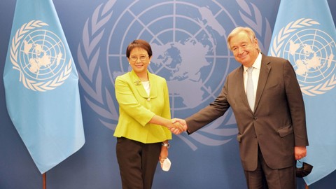 Menlu Retno Marsudi (kiri) berjabat tangan dengan Sekjen PBB António Guterres di New York. Foto: Dok: Kemlu