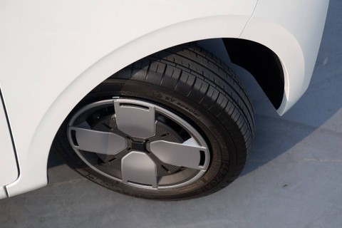 Ukuran ban 12 inci mobil listrik Wuling Air ev, menggunakan velg kaleng yang ditutupi dop. Foto: Aditya Pratama Niagara/kumparan