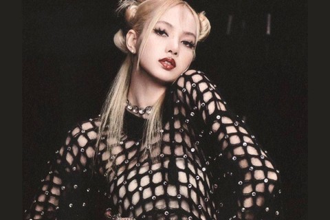 Gaya Lisa Blackpink Kenakan Gaun Rancangan Desainer Indonesia Diana Putri.   Foto: Instagram/@dianamputri