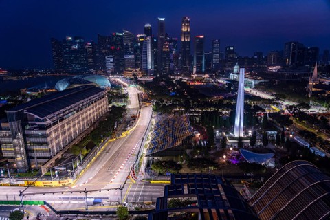 Indahnya pemandangan perkotaan Singapura di malam hari. Foto: Hit1912/Shutterstock