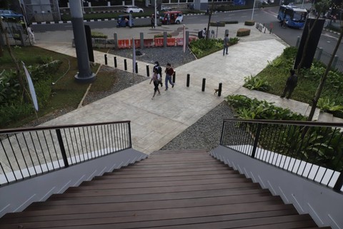 Warga mengunjungi Taman Literasi Martha Christina Tiahahu di Blok M, Jakarta Selatan, Selasa (20/9/2022).  Foto: Iqbal Firdaus/kumparan