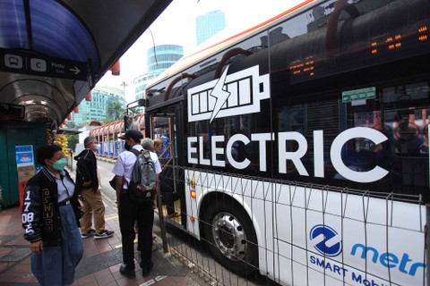 Warga bersiap menaiki Bus Listrik Transjakarta di Terminal Blok M, Jakarta, Selasa (20/9/2022). Foto: Reno Esnir/Antara Foto