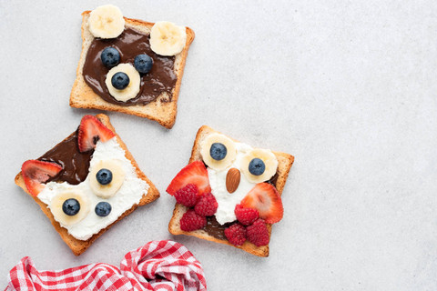 Resep Roti Panggang Karakter Lucu untuk Sarapan Anak. Foto: Vladislav Noseek/Shutterstock