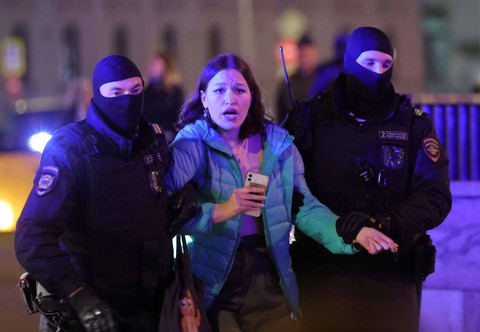 Polisi Rusia menahan demonstran di Moskow, Rusia, Rabu (21/9/2022). Foto: Reuters
