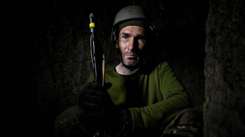Seorang anggota tentara Ukraina menunggu di parit pada posisi di garis depan, di tengah serangan Rusia terhadap Ukraina, di wilayah Zaporizhzhia, Ukraina 21 September 2022. Foto: Dmytro Smolienko/REUTERS