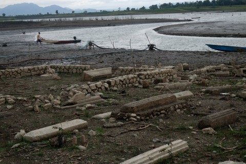 Kawasan pemakaman lama yang sudah menjadi dasar Waduk Gajah Mungkur terlihat saat terjadinya penyusutan air di Wuryantoro, Kabupaten Wonogiri, Jawa Tengah, Rabu (21/9/2022). Foto: ANTARA FOTO/Maulana Surya