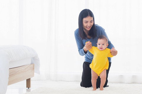 Ilustrasi anak belajar jalan. Foto: Shutterstock