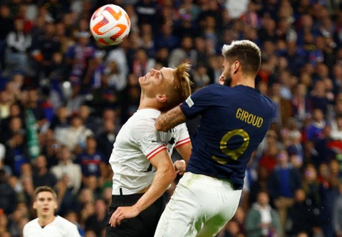 Pemain Prancis Olivier Giroud mencetak gol kedua saat pertandingan UEFA Nations League Grup A di Stade de France, Saint-Denis, Prancis, Kamis (22/9/2022). Foto: Christian Hartmann/Reuters