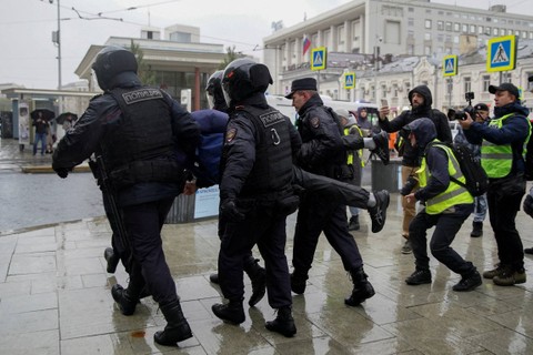 Petugas penegak hukum Rusia menahan demonstran selama aksi protes terhadap mobilisasi militer oleh Presiden Vladimir Putin, di Moskow, Rusia, Sabtu (24/9/2022). Foto: Reuters