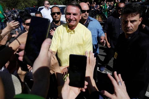 Presiden Brasil Jair Bolsonaro menyapa pendukungnya saat kampanye di Campinas, negara bagian Sao Paulo, Brasil, Sabtu (24/9/2022). Foto: Suamy Beydoun/Reuters
