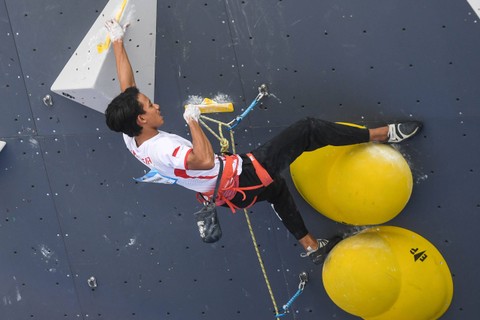 Atlet panjat tebing Indonesia Ravianto Ramadhan berusaha memanjat untuk mencapai puncak pada kategori lead putra Kejuaraan Dunia Panjat Tebing 2022 IFSC Seri Jakarta di kawasan SCBD, Jakarta, Sabtu (24/9). Foto: Hafidz Mubarak A/ANTARA FOTO