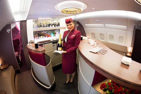 Pramugari Qatar Airways. Foto: M101Studio/Shutterstock