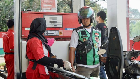 Relawan Jawara Sandi Uno membagikan voucher pembelian BBM kepada driver ojol di SPBU Pertamina Jalan Ahmad Yani, Bekasi, Jawa Barat. Foto: Dok. Istimewa