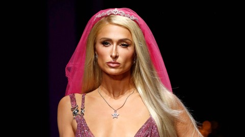 Paris Hilton mempersembahkan kreasi dari koleksi Versace Spring/Summer 2023 selama Milan Fashion Week di Milan, Italia, Jumat (23/9/2022). Foto: Alessandro Garofalo/Reuters
