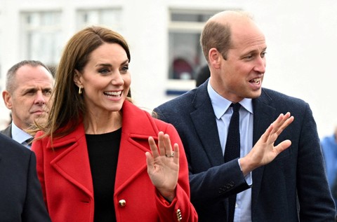 Pangeran William dan Kate Middleton menyapa anggota masyarakat setelah kunjungan ke Stasiun Sekoci Holyhead RNLI (Royal National Lifeboat Institution) di Anglesey, Wales, Inggris, Selasa (27/9/2022). Foto: Paul Ellis/Pool via REUTERS