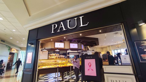 Suasana di luar PAUL Bakery, Plaza Senayan ketika melakukan kolaborasi dengan Lovepink Indonesia. Foto: Riad Nur Hikmah/kumparan