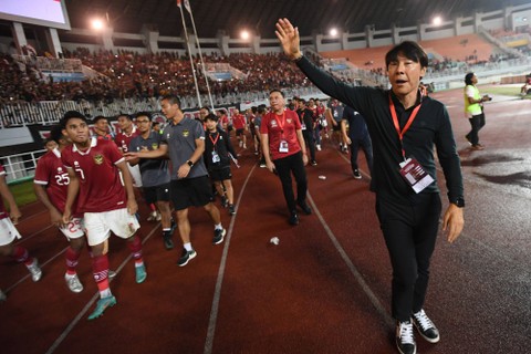 Pelatih Tim Nasional Indonesia Shin Tae Yong (kanan) bersama para pemain dan pengurus PSSI menyapa para suporter usai pertandingan melawan Tim Nasional Curacao dalam pertandingan 'FIFA Match Day' di Stadion Pakansari, Cibinong, Kabupaten Bogor. Foto: ANTARA FOTO/Aditya Pradana Putra
