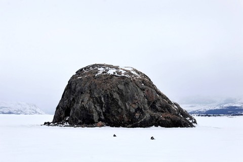 Orang-orang mengendarai skidoo menuju batu PiKalujak (kata Inuktitut untuk gunung es), beberapa kilometer di utara Nain, Newfoundland dan Labrador, Kanada, Kamis (14/4/2022). Foto: Melissa Renwick/Reuters