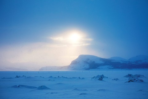 Matahari terbit di atas gunung Nuvutannak, di pelabuhan di Nain, Newfoundland dan Labrador, Kanada, Senin (18/4/2022). Foto: Melissa Renwick/Reuters