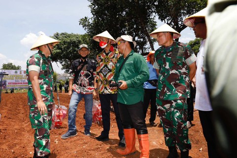 Pangdam IV/Diponegoro Mayjen Widi Prasetijono (baju loreng, kedua dari kanan) di Tembalang, Semarang, bersama Ganjar Pranowo (saat masih gubernur), September 2022. Widi adalah salah satu orang kepercayaan Jokowi. Foto: Dok. Istimewa