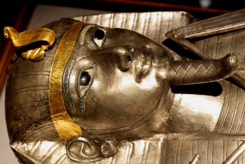 Artefak Firaun dipamerkan di Museum Mesir saat perayaan Hari Pariwisata Dunia, di Kairo, Mesir, Selasa (27/9/2022). Foto: Mohamed Abd El Ghany/Reuters