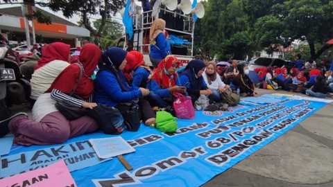 Demo karyawan PT. Masterindo Jaya Abadi di PN Bandung terkait dengan PHK oleh perusahaan. Foto: Rachmadi Rasyad/kumparan