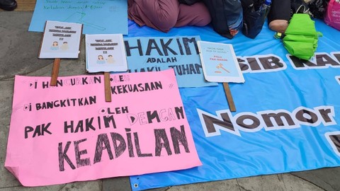 Demo karyawan PT. Masterindo Jaya Abadi di PN Bandung terkait dengan PHK oleh perusahaan. Foto: Rachmadi Rasyad/kumparan