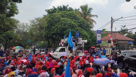 Demo karyawan PT. Masterindo Jaya Abadi di PN Bandung terkait dengan PHK oleh perusahaan. Foto: Rachmadi Rasyad/kumparan