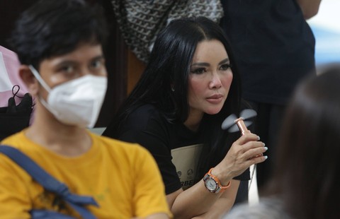 Selebgram Uci Flowdea hadir saat sidang putusan Medina Zein di Pengadilan Negeri Jakarta Selatan, Jakarta, Kamis, (29/9/2022). Foto: Agus Apriyanto