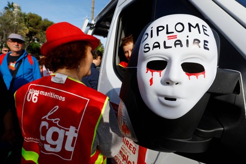 Pekerja serikat CGT Prancis menghadiri demonstrasi sebagai bagian dari hari pemogokan nasional dan protes untuk mendorong langkah-langkah pemerintah mengatasi inflasi, hak-hak pekerja dan reformasi pensiun, di Nice, Prancis, Kamis (29/9/2022). Foto: Eric Gaillard/REUTERS