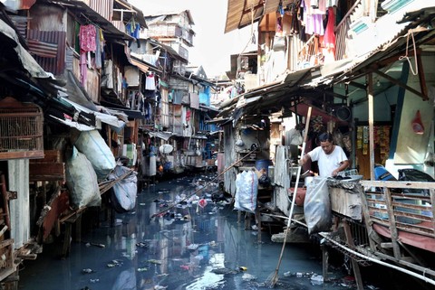 Sejumlah warga beraktivitas di rumahnya di kawasan Tanah Abang, Jakarta, Jumat (30/9/2022). Foto: Iqbal Firdaus/kumparan