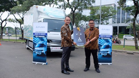 Seremoni penyerahan truk listrik Fuso eCanter yangakan lakoni uji coba oleh perusahaan transportasi logistik dengan rute Tangerang-Balaraja. Foto: dok. KTB