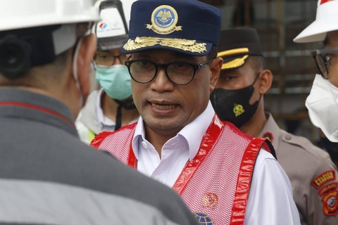 Menteri Perhubungan Budi Karya Sumadi cek progres pembangunan Kereta Cepat Jakarta-Bandung, di Stasiun KCJB Tegalluar, Kabupaten Bandung, Jawa Barat, Sabtu (1/10/2022). Foto: Kemenhub RI