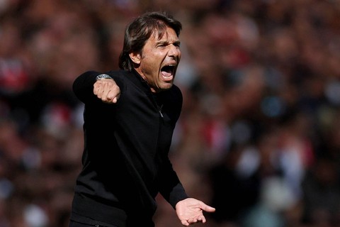 Manajer Tottenham Hotspur Antonio Conte bereaksi saat Arsenal vs Tottenham Hotspur di Stadion Emirates, London, Inggris, Sabtu(1/10/2022). Foto: Action Images via Reuters/Matthew Childs