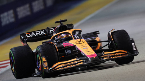 Pembalap McLaren Daniel Ricciardo beraksi selama kualifikasi di Sirkuit Jalan Marina Bay, Singapura, Sabtu (1/10/2022). Foto: Edgar Su/REUTERS